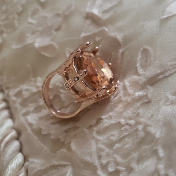 🌷NWOT, Fashion Ring - Picture 6 of 7